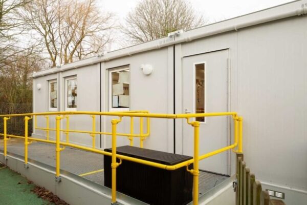 007-exterior-view-school-classroom-modular-960x640-1-800x533-1.jpg (6 Bay) Euro Modular Building