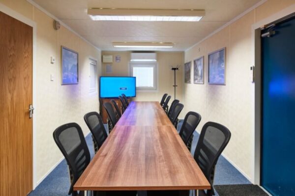 1006-Boardroom-table-in-ECOlink-cabin-960x640-1-800x533-1.jpg 32Ft ECOlink Meeting Room Cabin
