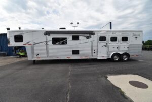 2018-lakota-bighorn-3-horse-living-quarters.jpeg 2018 Lakota Bighorn 3 Horse Living Quarters