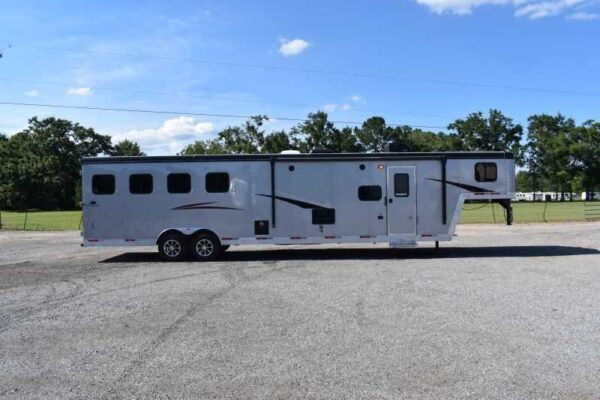 2022-bison-desperado-8413bg-4-horse-trailer-with-13-short-wall.jpeg 2022 Bison Desperado 8413BG 4 Horse Trailer with 13′ Short Wall