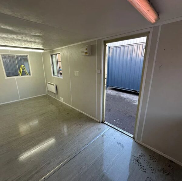cabin183.jpg 21x8ft Customized Containers